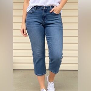 Curve Appeal Mefium Wash Blue Jeans Capri, Zipper and Botton, size 10